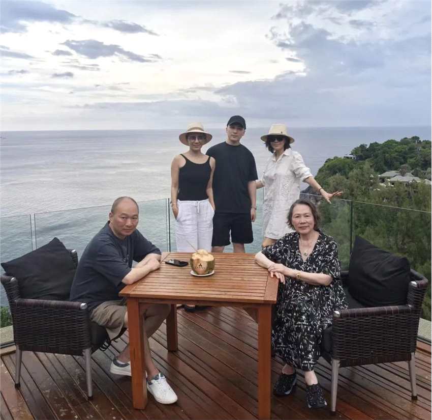59岁刘嘉玲罕见晒全家福 母亲与弟弟等家人出镜