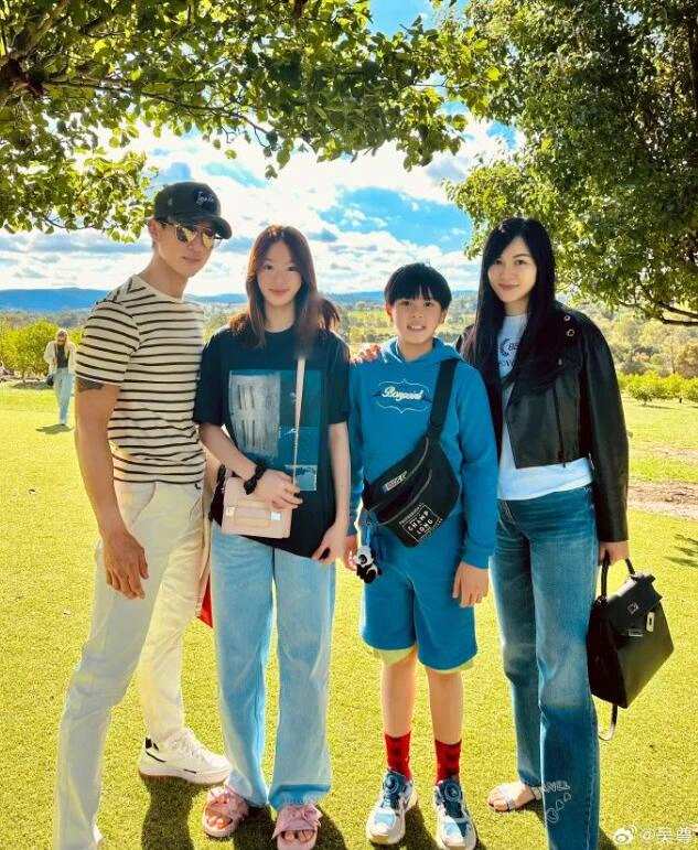吴尊全家游墨尔本 吴尊晒一家四口大合照