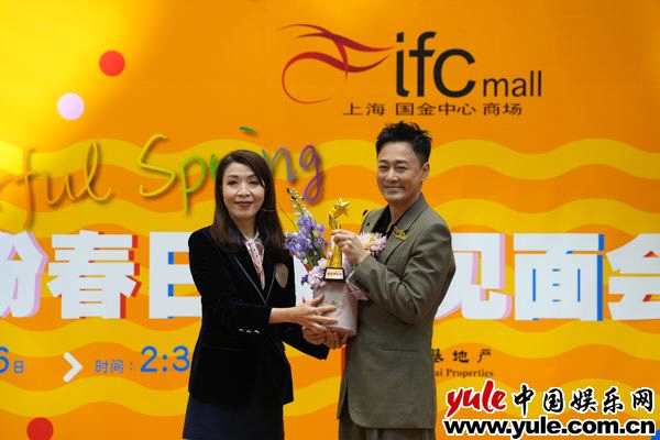 林峯现身上海ifc人气爆棚 点亮「缤纷欧普艺术乐园」开幕仪式