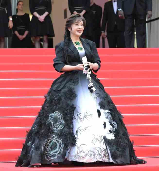 天价翡翠引起的风波！“黑红刘晓庆”背后的生意经
