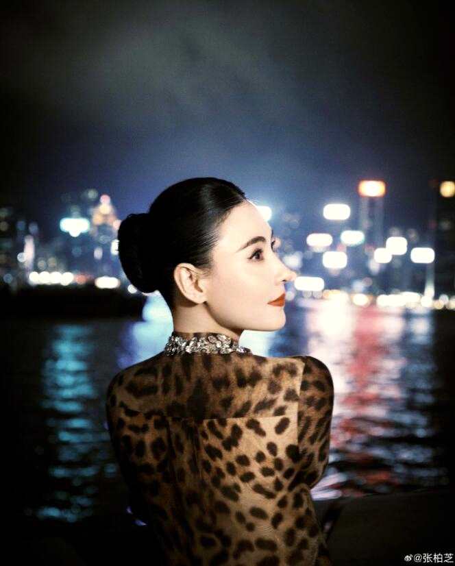 张柏芝穿豹纹再现《喜剧之王》“我养你”名场面
