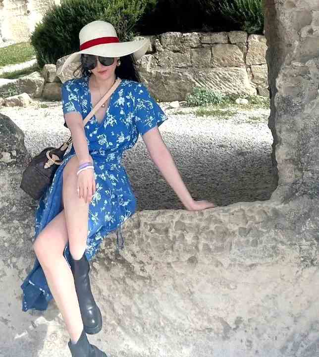 刘亦菲晒旅游照 身穿V领蓝色印花连衣裙