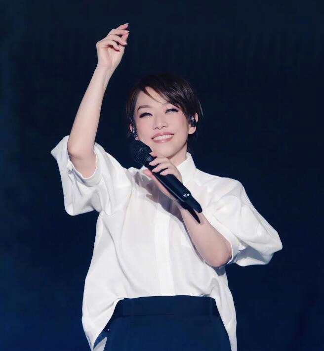 林忆莲晒滕王阁明信片 纪念与南昌温柔相遇