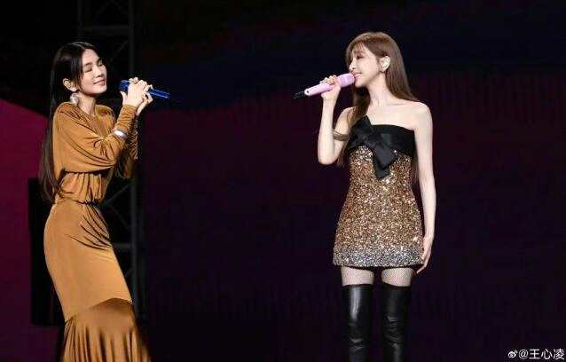 ELLa现身王心凌演唱会 两人合唱《恋人未满》