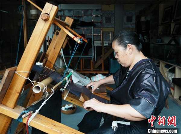 探访世界唯一金属绣——苗族锡绣：古朴又时尚