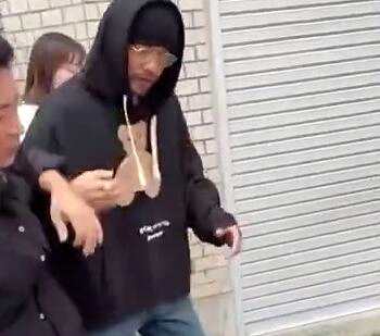 周杰伦确诊强直性脊柱炎超20年 近日状态显佝偻