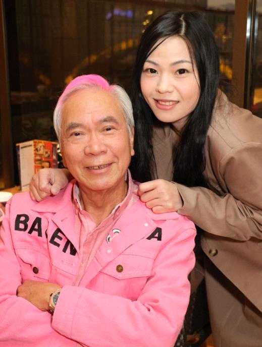 李龙基捧玫瑰接未婚妻出狱 两人此前已经约定终身