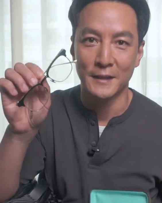 吴彦祖透露近况：现在50岁了 戴上了老花镜