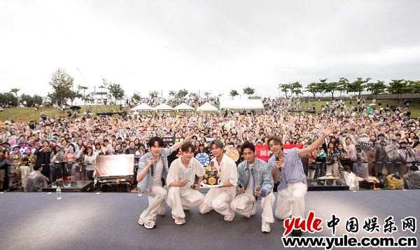 牛奶、Toro复刻《爱失控》MV 两人演戏打巴掌、拥吻惹全场尖叫连连！