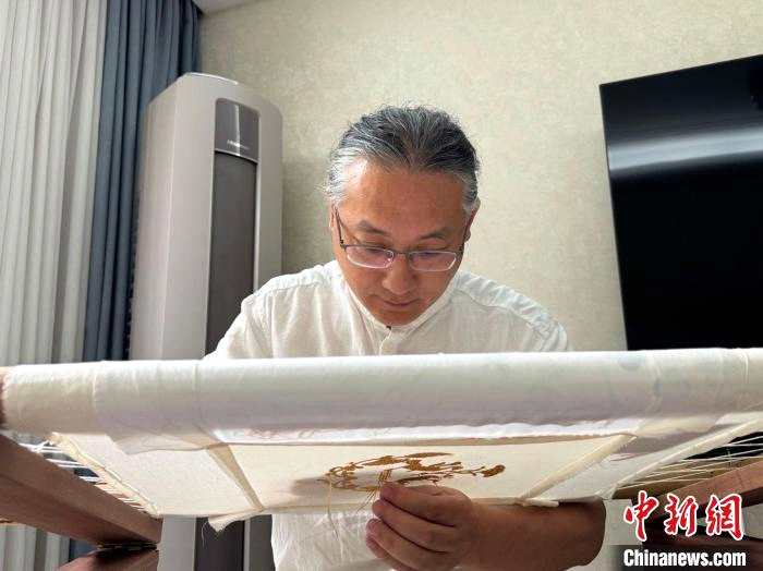AI与针线共织秦绣经纬 数代“守艺人”解锁非遗新韵