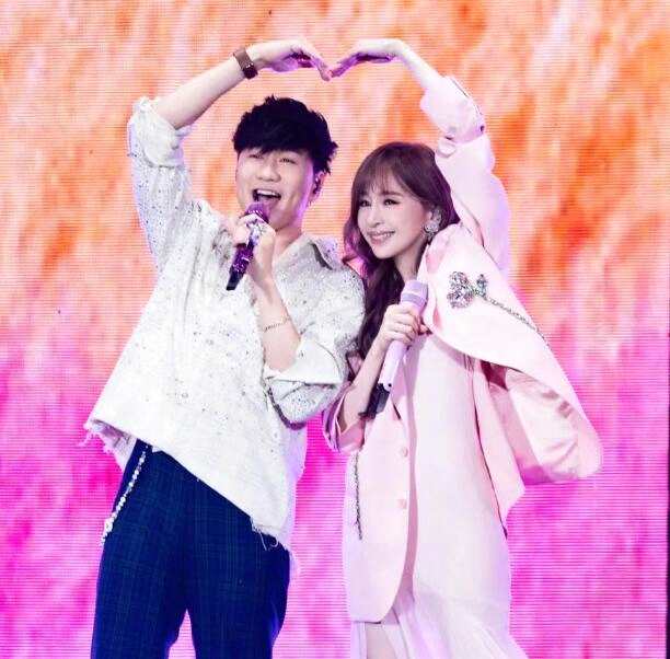 王心凌亮相林俊杰北京演唱会 晒“比心”照