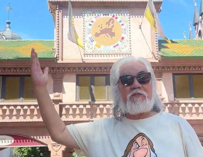 74岁张纪中挑战坐过山车 因超龄被拦下