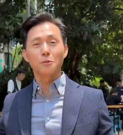 前TVB演员张国强晒片场吃盒饭:我这个年纪还有工作 多好