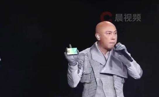 张卫健在演唱会上掏出“老年卡” 求大家别欺负老人家