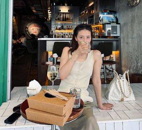 46岁高圆圆晒自拍照称“热到变形”