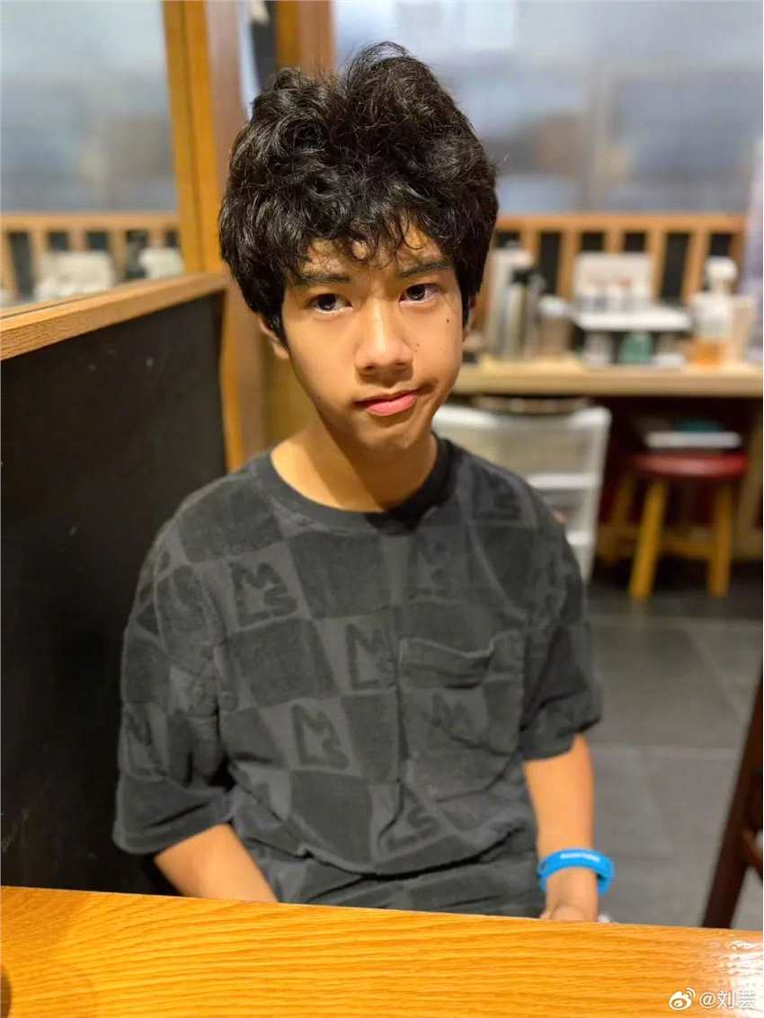 郑钧14岁儿子近照引热议 刘芸晒照帮儿子挽回颜值形象
