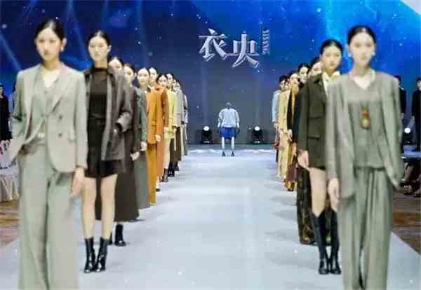 中国服装定制大会品牌大秀：超模携机器人同台走秀