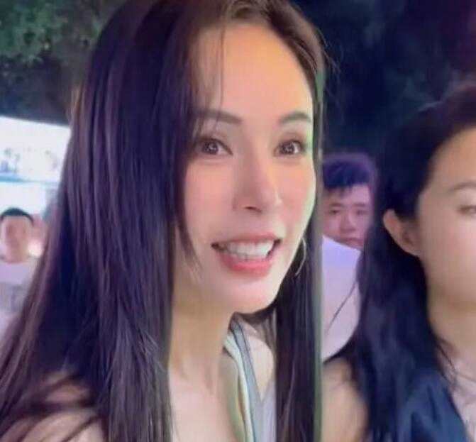 “小龙女”李若彤逛夜市 网友:看上去才二十多岁