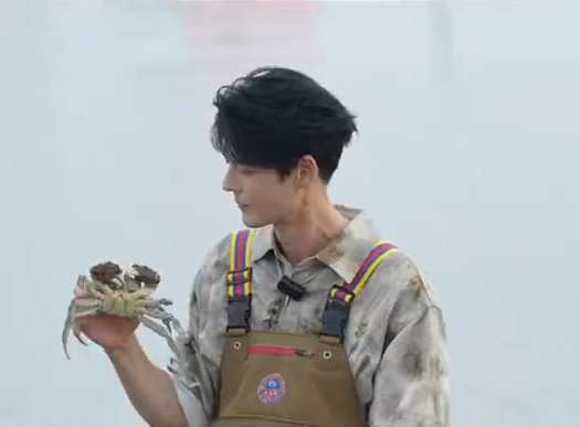 郭品超收麦子后养大闸蟹 曾回山东老家被偶遇