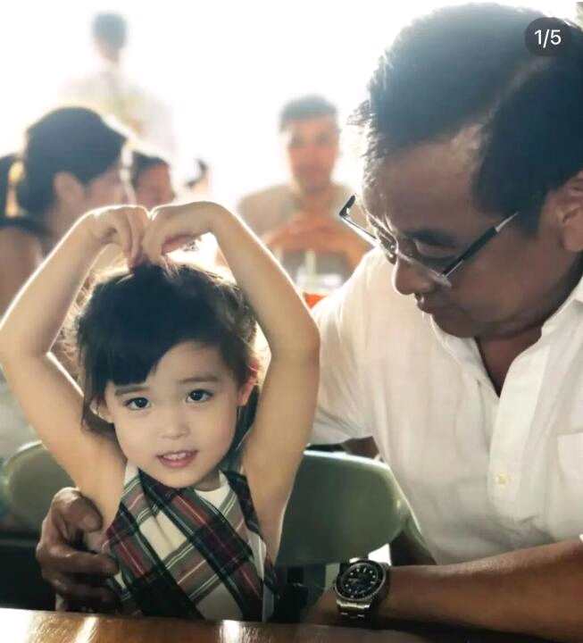 尔冬升与9岁女儿同框合照曝光 老父亲满眼宠溺