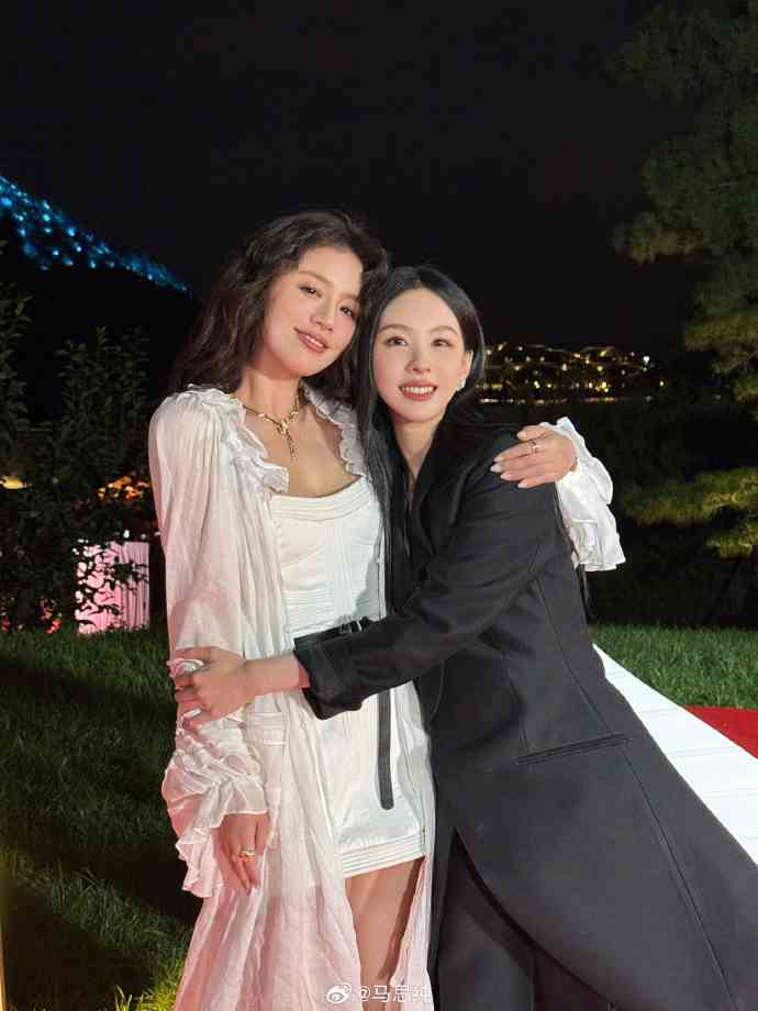 马思纯晒与陈都灵拥抱 两人曾合作《左耳》