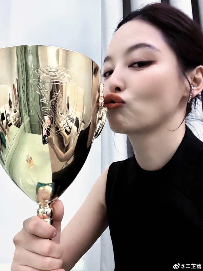 辛芷蕾获威尼斯电影节最佳女演员奖 李冰冰高叶发文祝贺