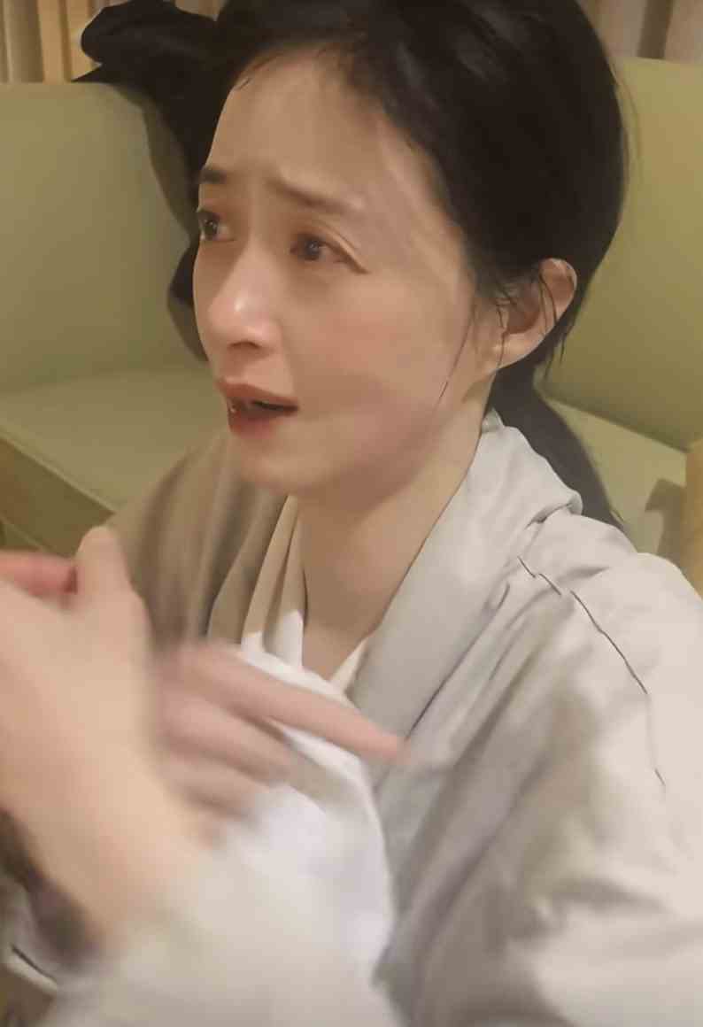 蒋欣为穿礼服控制饮食到痛哭 称从小就健壮