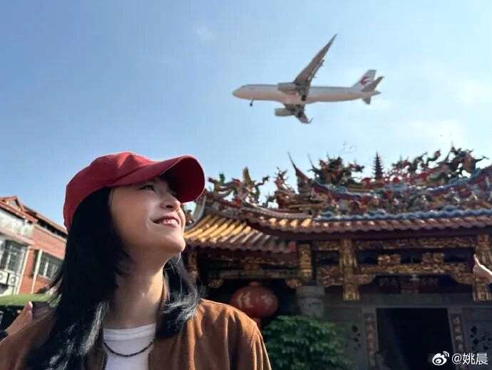 姚晨带儿子打卡厦门清水宫“网红机位”