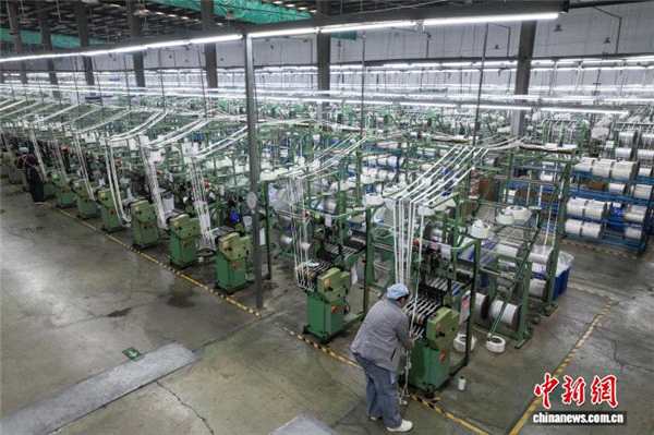 贵州毕节：冲刺四季度 纺织企业生产忙