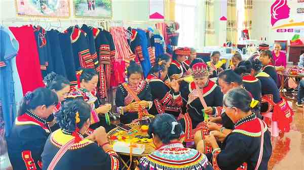 双江传承拉祜族服饰文化——好手艺织就新生活