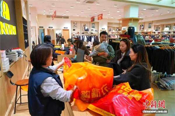 从世界工厂到品质生活 工厂店“吹热”浙江嘉兴消费新风尚