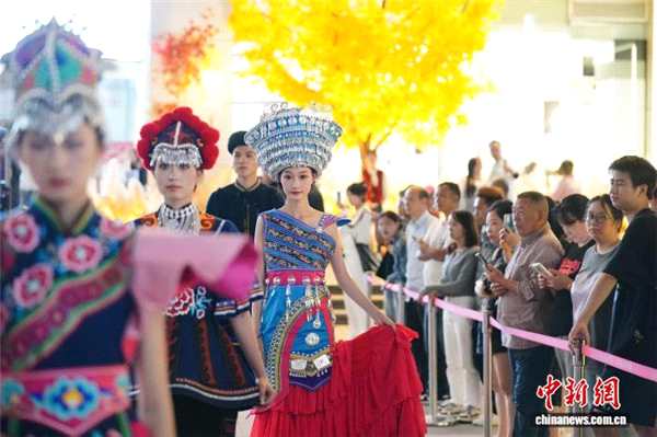 云南楚雄：千年彝绣变身时尚产业 “十四五”产值破11亿元