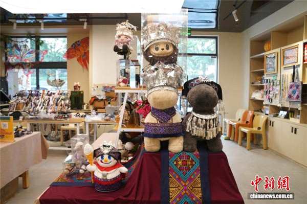 拉布布穿上千年壮锦 潮玩新宠定制民族风“娃衣”