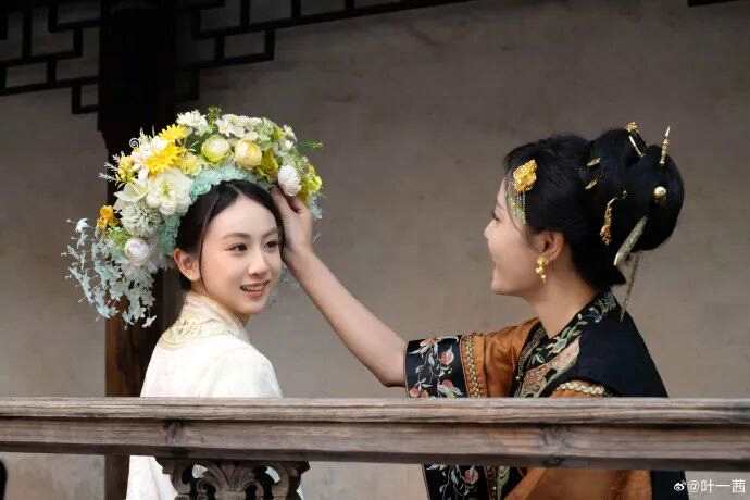 叶一茜晒与女儿森碟簪花合照:不必追光,你自成花