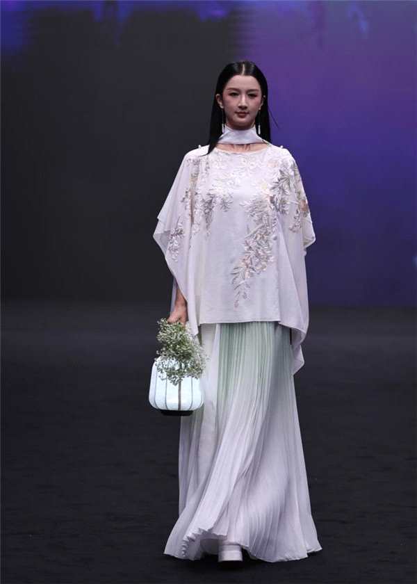 从街头风景到千亿级市场，“新中式”服装扮靓“新消费”