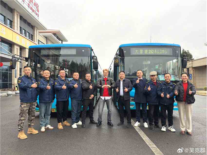 吴克群关爱环卫工人 请吃饭送手套发红包传递正能量