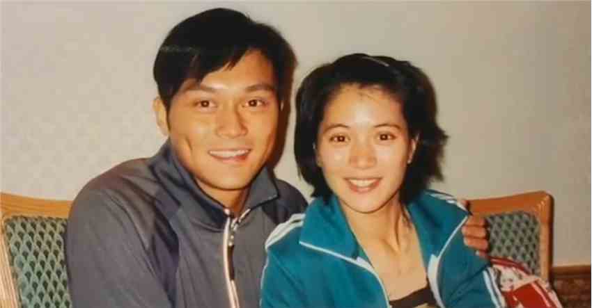 袁咏仪庆祝和张智霖银婚:25年,正是青春的模样