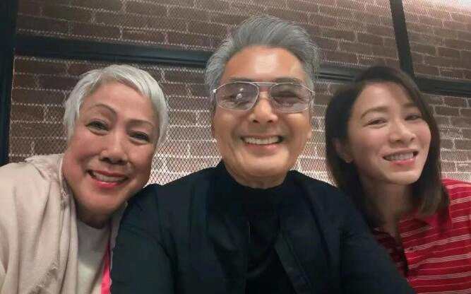 佘诗曼晒“人生第一张与周润发的自拍”:超温馨