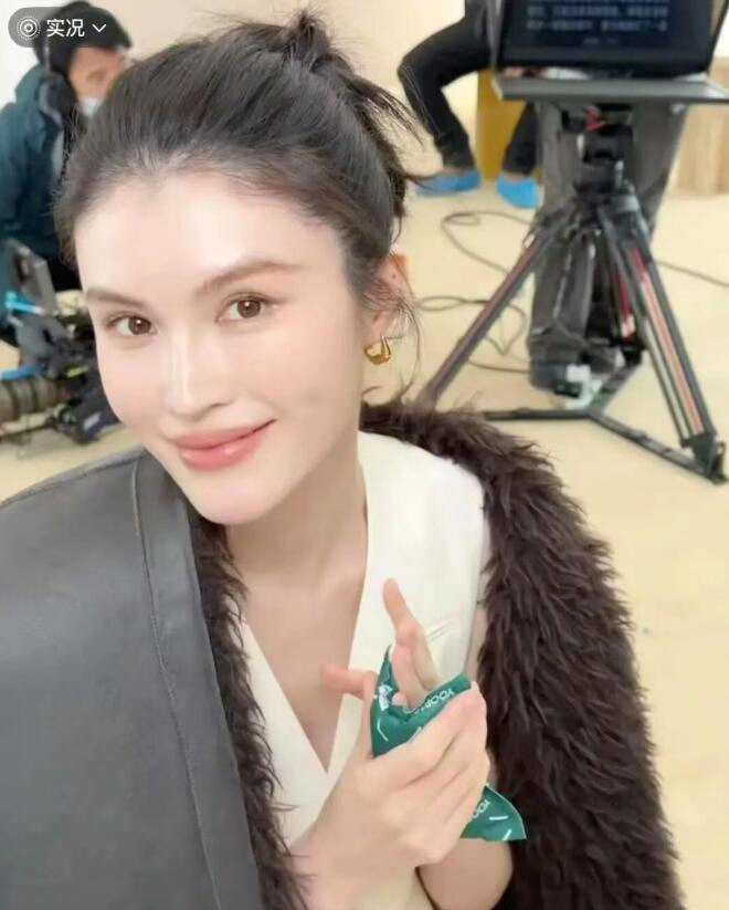 何穗邀网友一起打卡八段锦 称早睡身体健康皮肤好