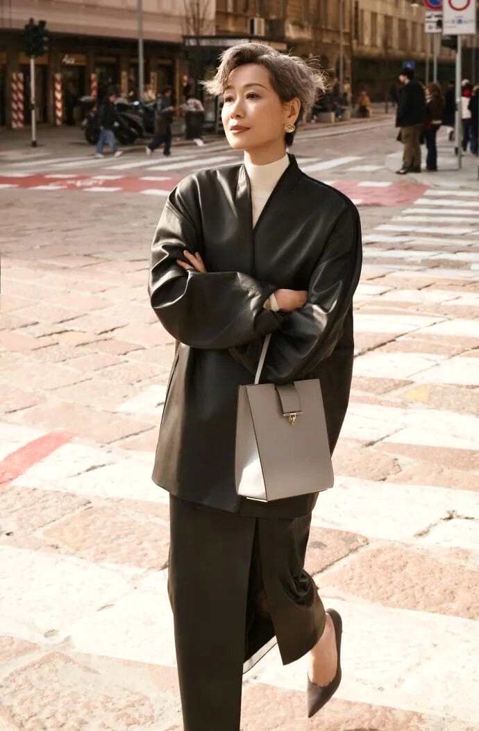 叶童庆祝63岁生日 发行首张个人音乐作品