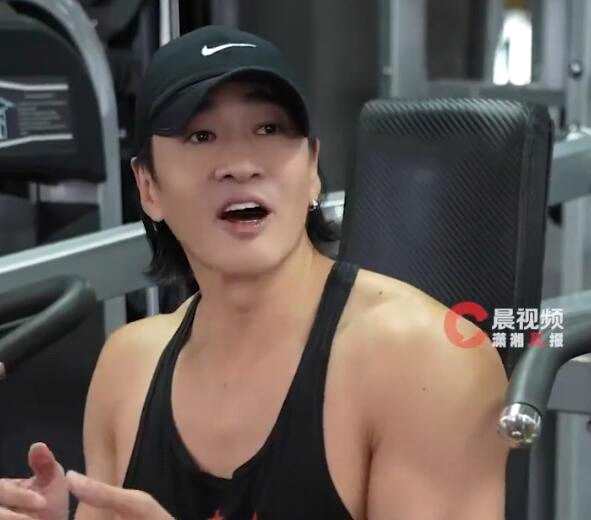 何润东曾被导演说太瘦 为拍戏打着钢钉坚持健身