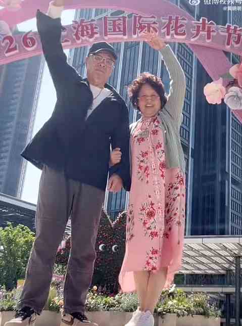 黄晓明晒与父母外出踏青动态 画面温馨