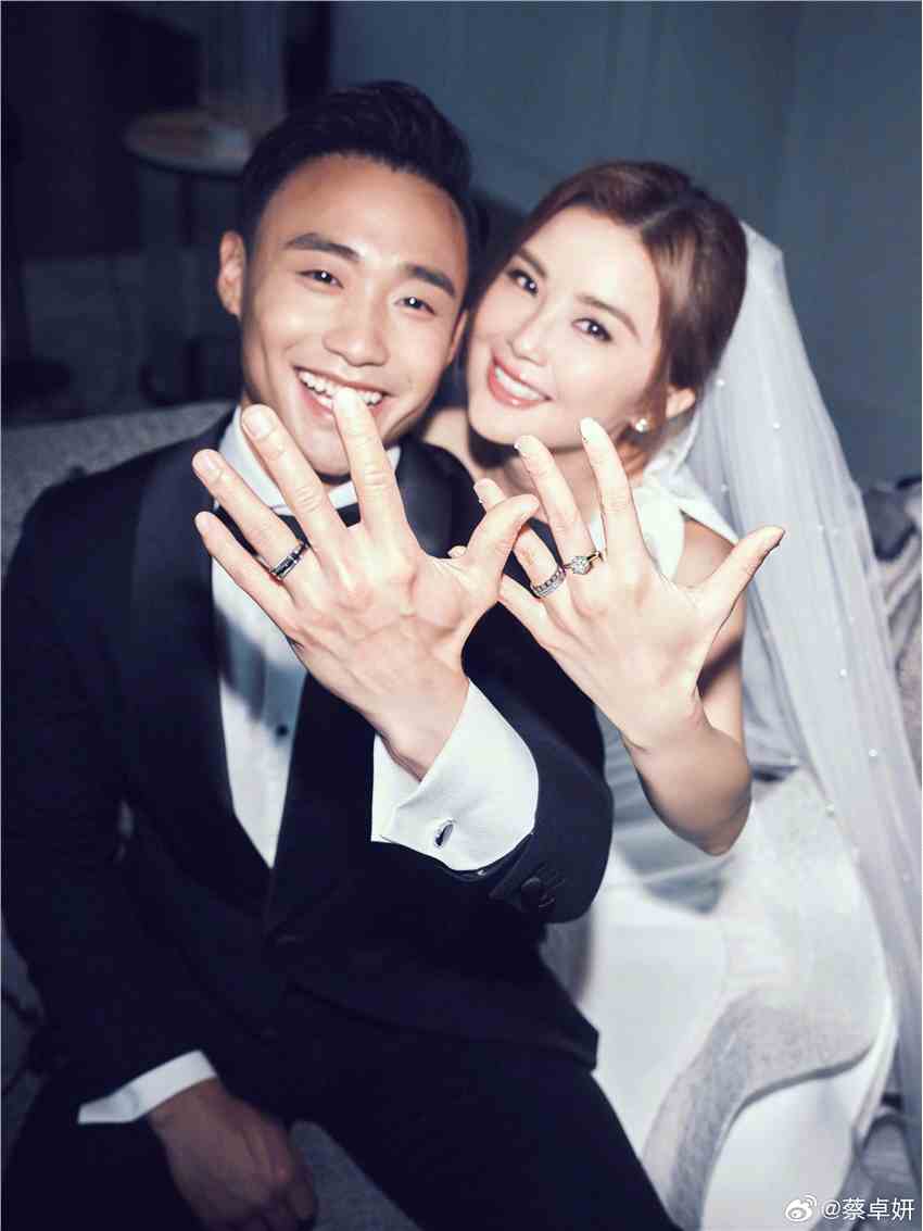 43岁蔡卓妍官宣结婚！嫁给小10岁健身教练 甜蜜告白：“恭喜我嫁你”