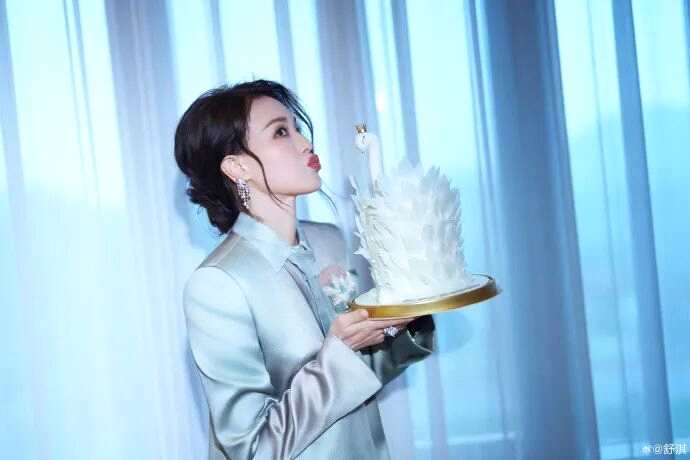 50岁舒淇深夜发文庆生 感恩一路走来收获满满