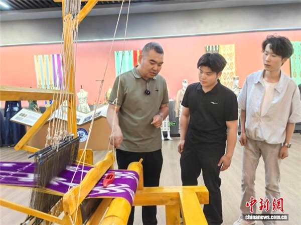 从织机到云端：新疆艾德莱斯绸的“数字蝶变”