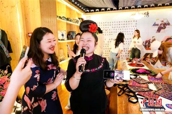 贵州大山里的绣娘：一个绣一个直播 探出非遗新路