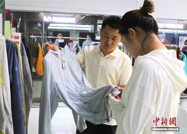 浙江绍兴：夏季服饰面料销售旺