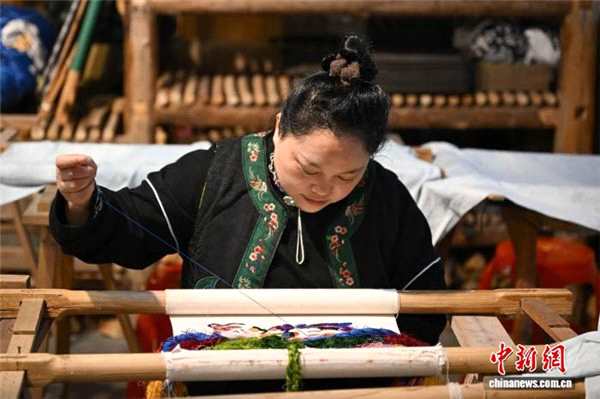 武陵深处绣“苗花” 指尖淬“韧”待春深