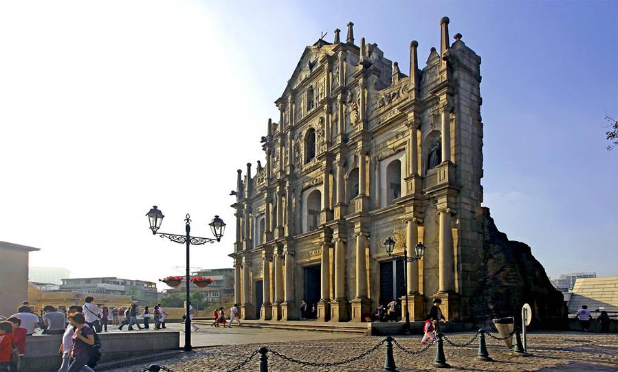 澳門旅游局公布，2016年入境旅客為3095萬人次，按年微升0.8%，其中留宿旅客人次10年來首次超過不過夜旅客，按年增9.8%至逾1570萬人次。