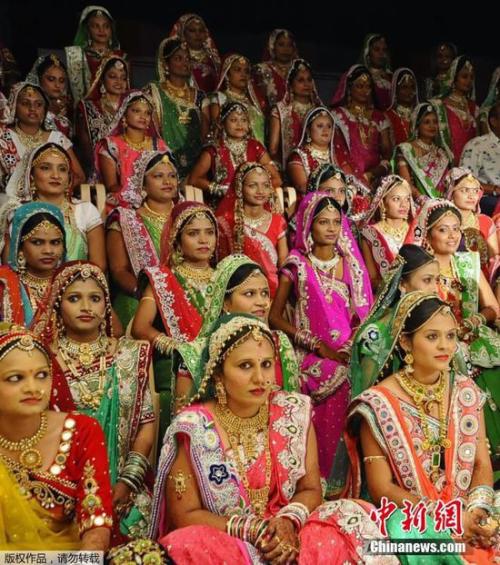 12月9日消息，近日在印度西部古吉拉特邦举行了一场盛大的151对新人的结婚典礼。婚礼上，151名新娘身着红色的传统服饰，佩戴华丽首饰，十分明艳动人。据悉，这场集体婚礼由一位珠宝商人提供赞助，数年前，这名珠宝商人就开始为没有父母的贫家女孩筹办集体婚礼，因为按照印度的传统，准新娘要出嫁时，娘家会为其准备丰厚的嫁妆，而对于贫困的女孩，这点则变得有些困难。这场集体婚礼的宴席将持续3天，预计接待超过10万名宾客，婚礼花费加上新娘的黄金首饰嫁妆共达到75万美元。